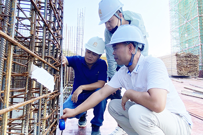 8防城港區域公司工程人員對項目鋼筋及水電套管預埋進行驗收.jpg